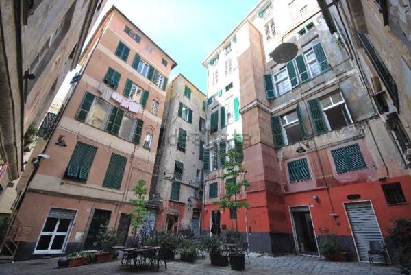 appartamento in vendita a Genova in zona Sottoripa / Maddalena / Molo