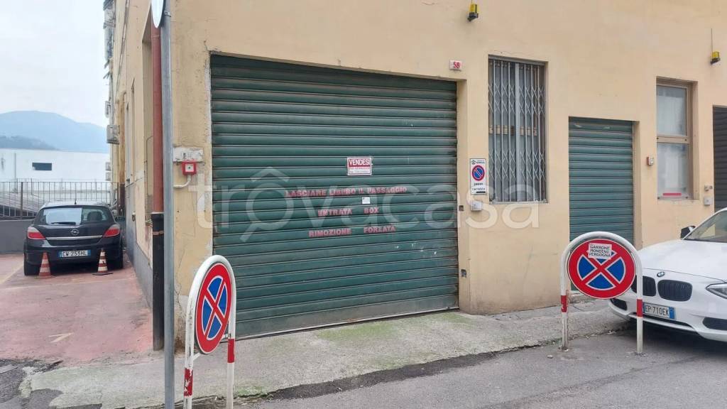 locale di sgombero in vendita a Genova in zona Sampierdarena
