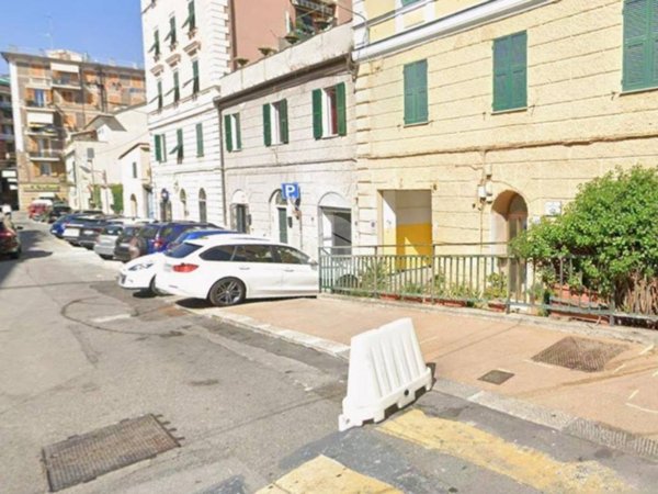 locale commerciale in vendita a Genova in zona Sestri Ponente