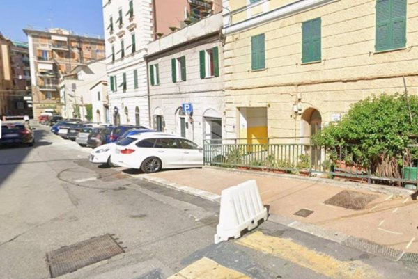 locale commerciale in vendita a Genova in zona Sestri Ponente