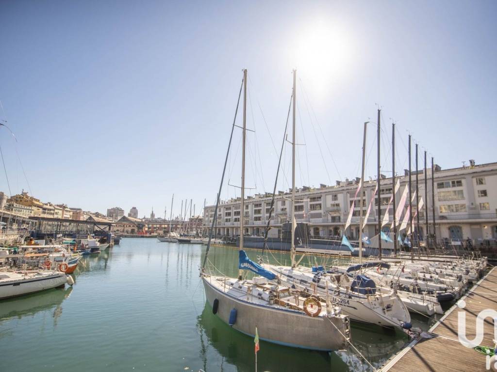 appartamento in vendita a Genova in zona Sottoripa / Maddalena / Molo