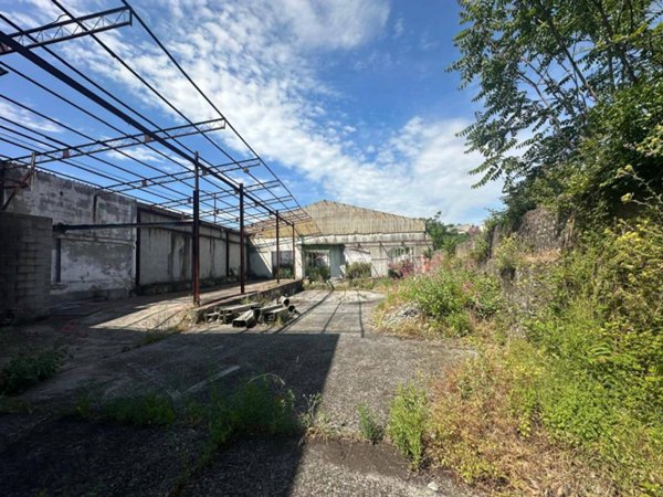 capannone in vendita a Genova in zona Bolzaneto