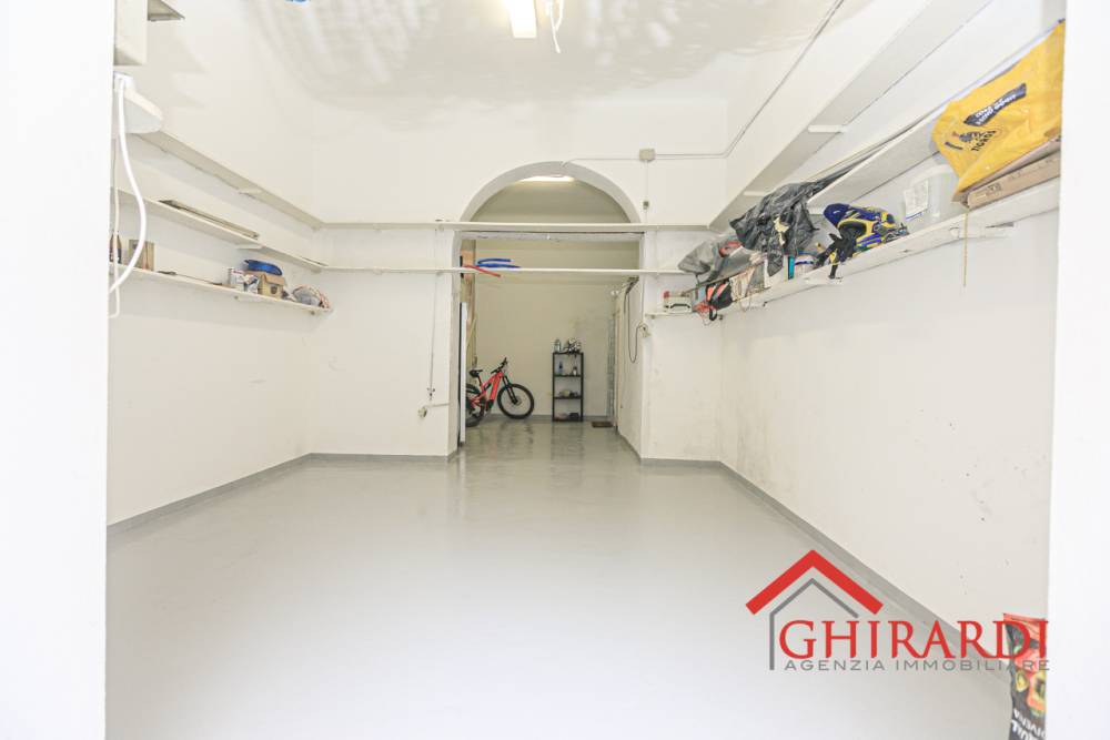 locale commerciale in vendita a Genova in zona Sestri Ponente