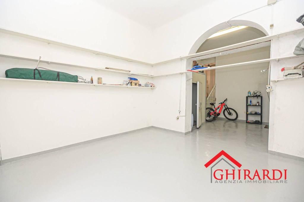 locale commerciale in vendita a Genova in zona Sestri Ponente