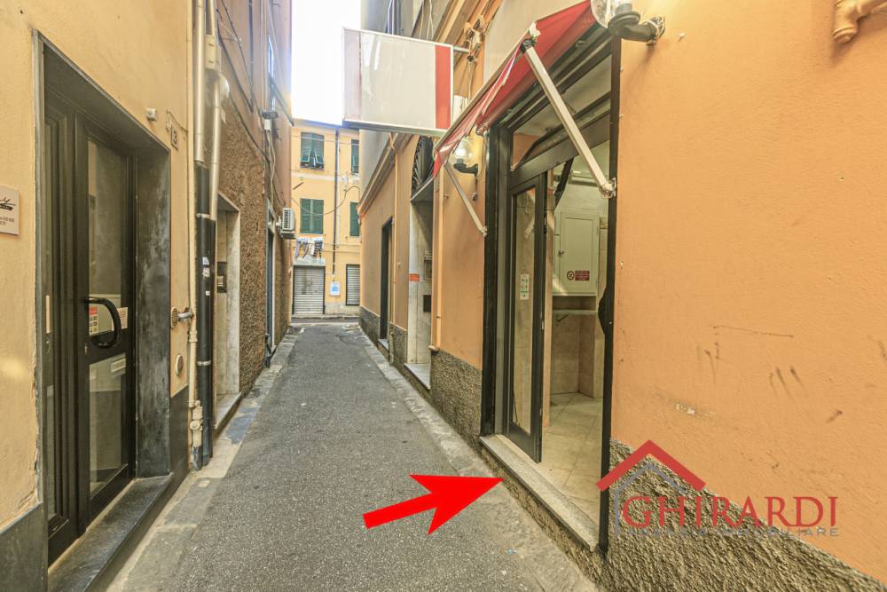 locale commerciale in vendita a Genova in zona Sestri Ponente