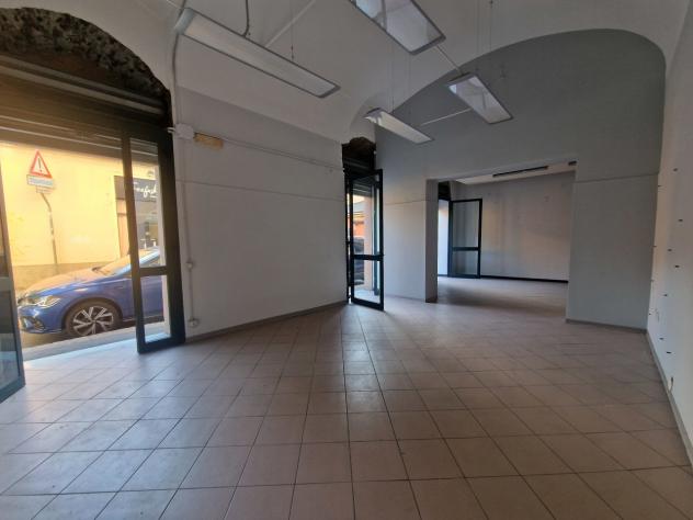 locale commerciale in vendita a Genova in zona Sestri Ponente