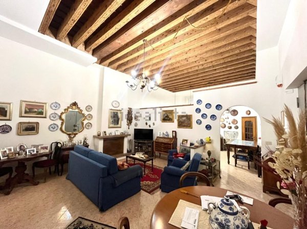 appartamento in vendita a Genova in zona Sottoripa / Maddalena / Molo