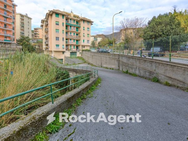 locale commerciale in vendita a Genova in zona Palmaro / Pra'