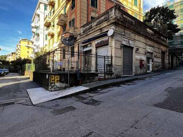 locale commerciale in vendita a Genova in zona Sestri Ponente