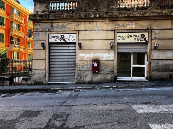 locale commerciale in vendita a Genova in zona Sestri Ponente