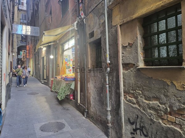 negozio in vendita a Genova in zona Sottoripa / Maddalena / Molo