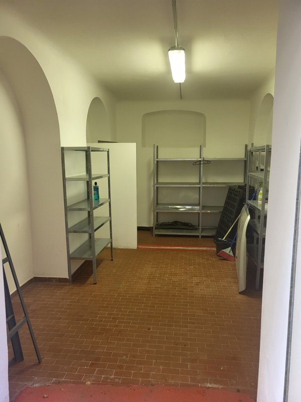 locale di sgombero in vendita a Genova in zona Certosa