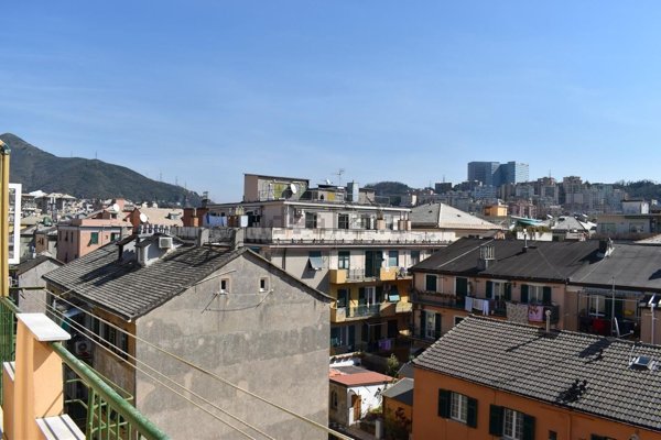 appartamento in vendita a Genova in zona Sestri Ponente