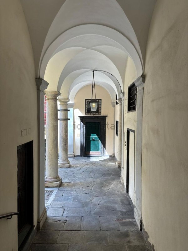 appartamento in vendita a Genova in zona Sottoripa / Maddalena / Molo