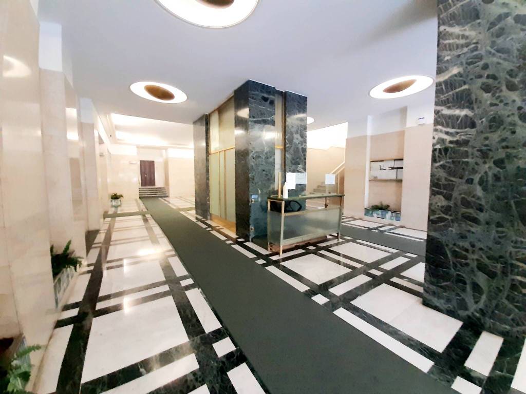 locale commerciale in vendita a Genova in zona Carignano