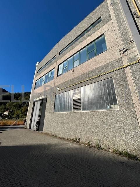 locale commerciale in vendita a Genova in zona Voltri