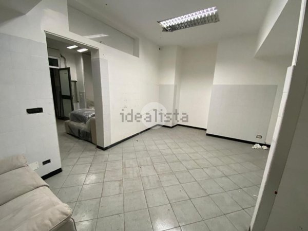 locale commerciale in vendita a Genova in zona Sestri Ponente