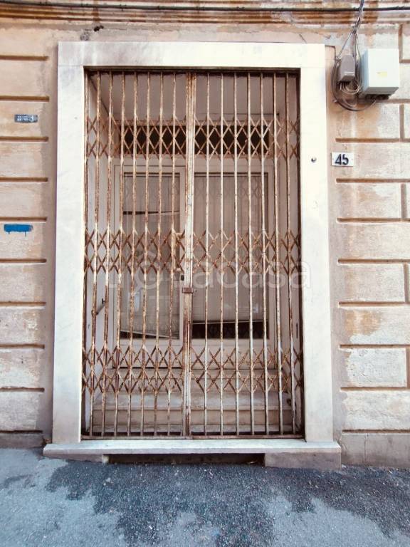 negozio in vendita a Genova in zona Sestri Ponente