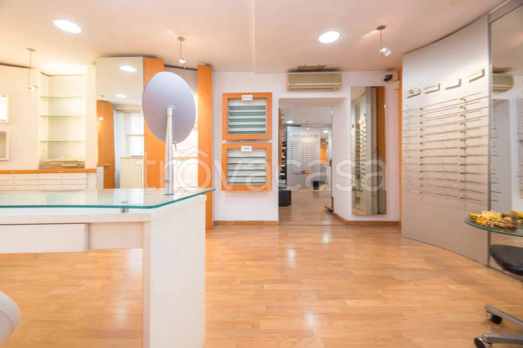 negozio in vendita a Genova in zona Sampierdarena