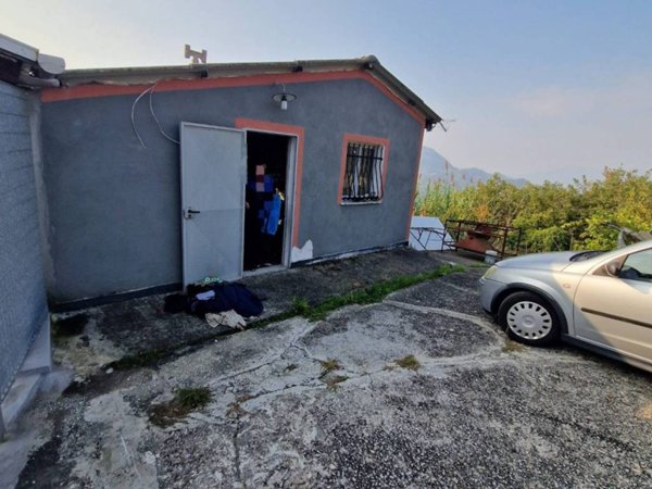 locale commerciale in vendita a Genova in zona Rivarolo