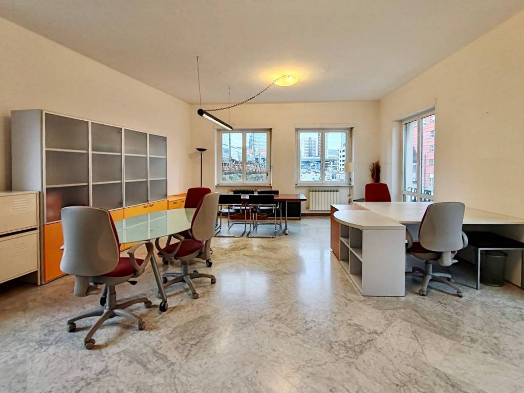 ufficio in vendita a Genova in zona Sampierdarena
