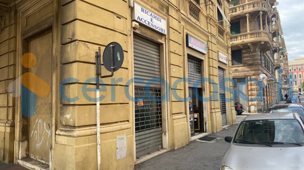 locale commerciale in vendita a Genova in zona Cornigliano