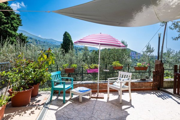 casa indipendente in vendita a Genova in zona Apparizione