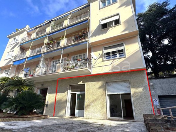 locale commerciale in vendita a Genova in zona Sturla