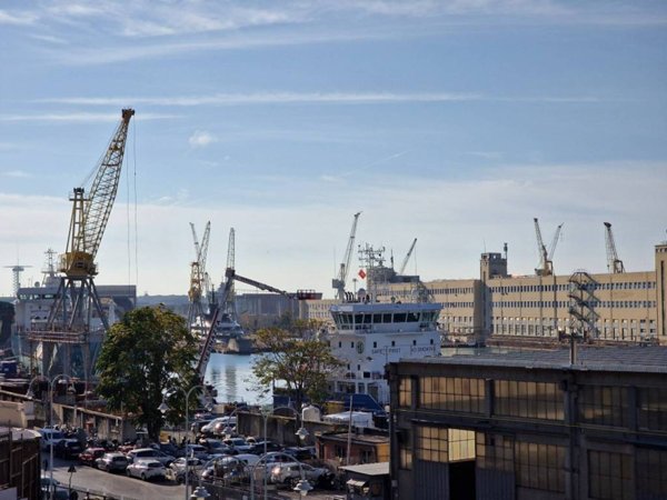 appartamento in vendita a Genova in zona Sottoripa / Maddalena / Molo