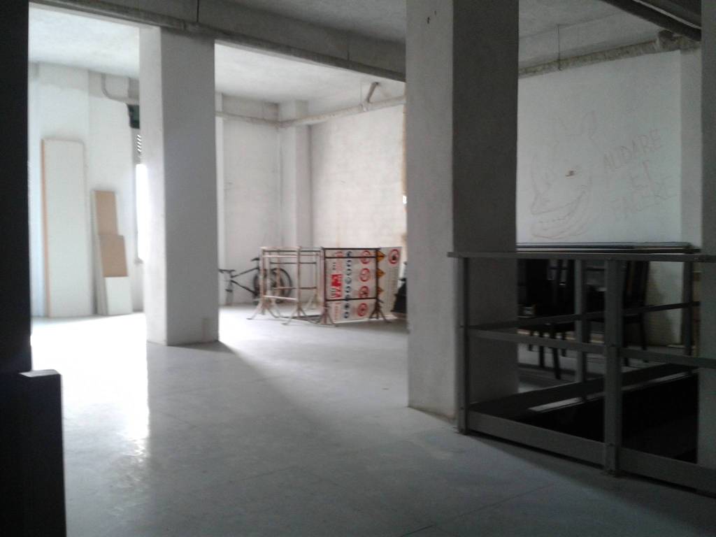 locale commerciale in vendita a Genova in zona Palmaro / Pra'