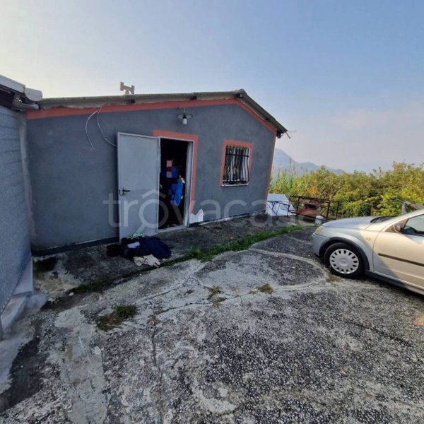 locale commerciale in vendita a Genova in zona Bolzaneto