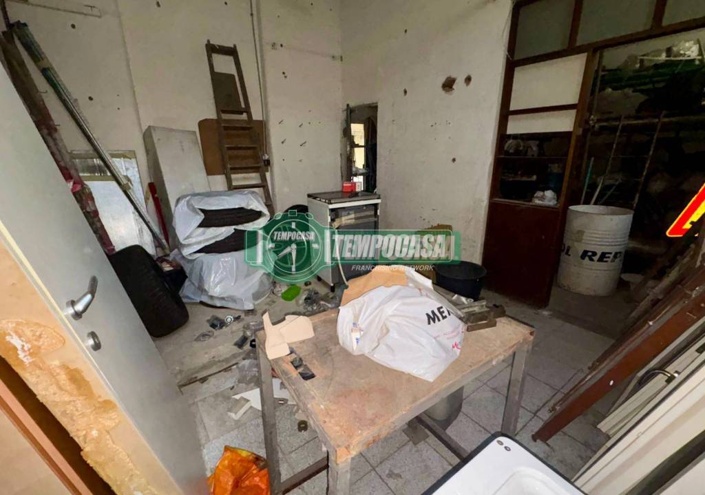 locale di sgombero in vendita a Genova in zona Sestri Ponente