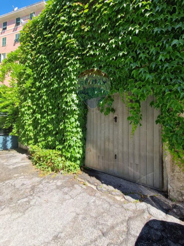 locale di sgombero in vendita a Genova in zona Sestri Ponente