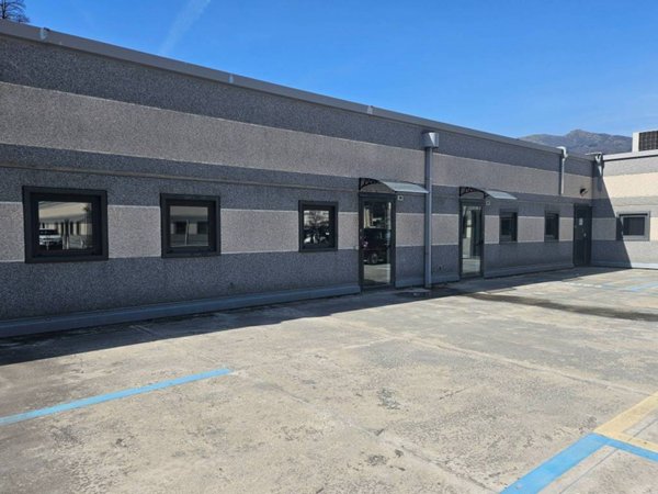 locale commerciale in vendita a Genova in zona Molassana