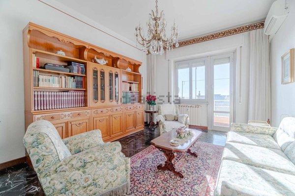 appartamento in vendita a Genova in zona Sestri Ponente