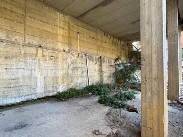 locale commerciale in vendita a Genova in zona Lagaccio / Granarolo