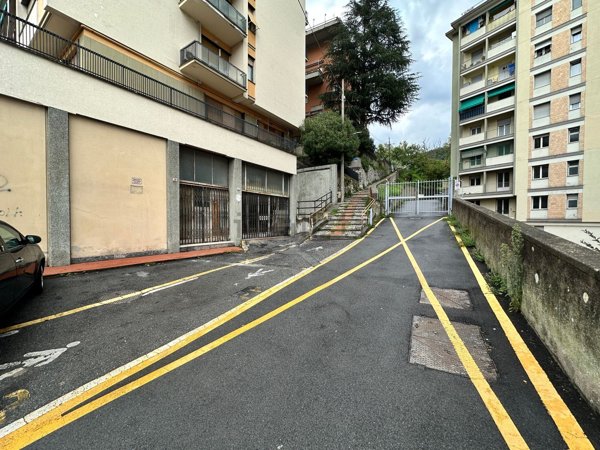 locale commerciale in vendita a Genova in zona Molassana