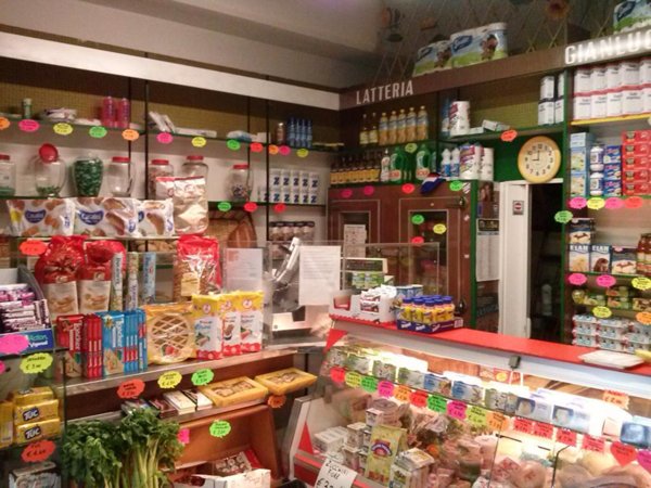 negozio in vendita a Genova in zona Rivarolo