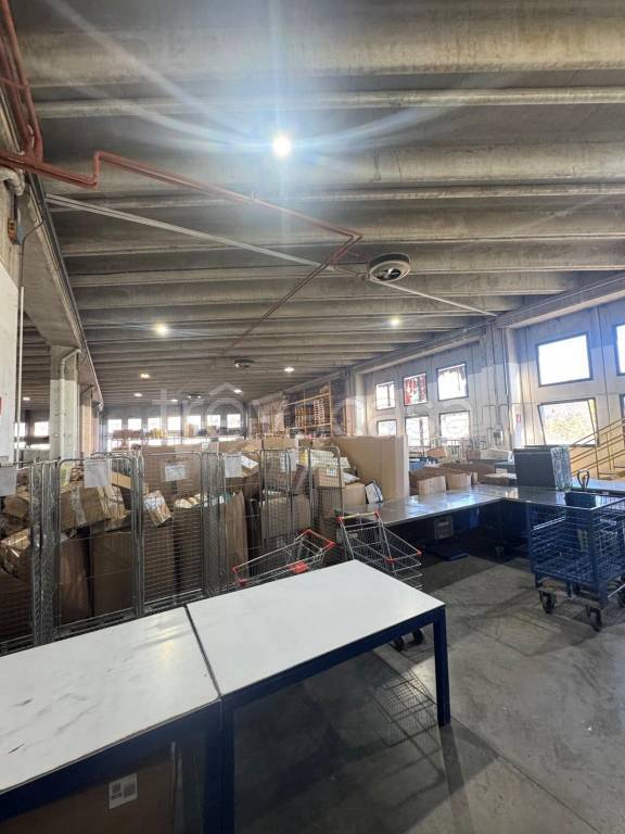 locale commerciale in vendita a Genova in zona Bolzaneto