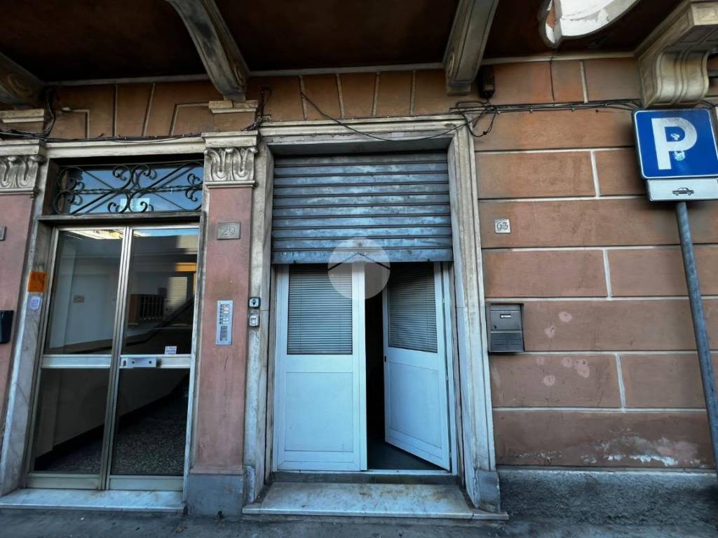 negozio in vendita a Genova in zona Sestri Ponente