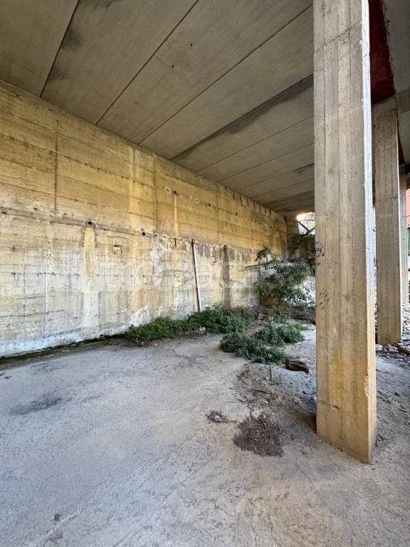 locale commerciale in vendita a Genova in zona Oregina