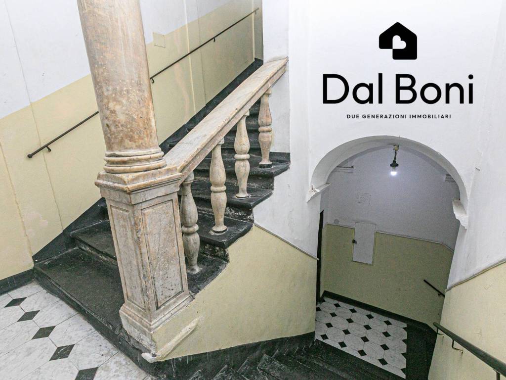 appartamento in vendita a Genova in zona Sottoripa / Maddalena / Molo