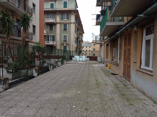 ufficio in vendita a Genova in zona Sampierdarena