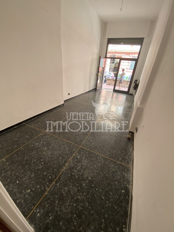 locale commerciale in vendita a Genova in zona Castelletto