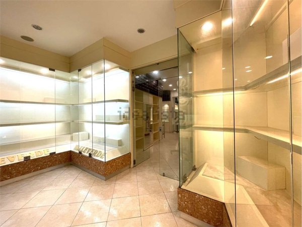 negozio in vendita a Genova in zona Certosa