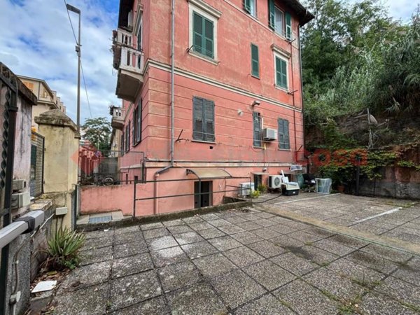 locale commerciale in vendita a Genova in zona Nervi