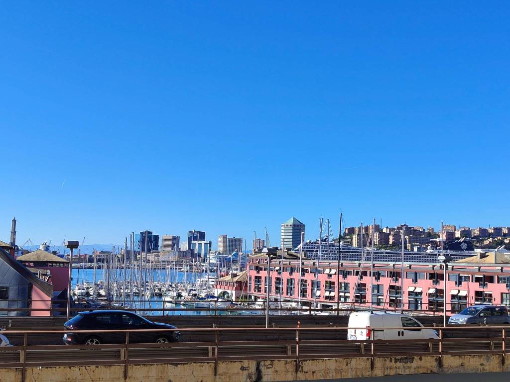 appartamento in vendita a Genova in zona Sottoripa / Maddalena / Molo
