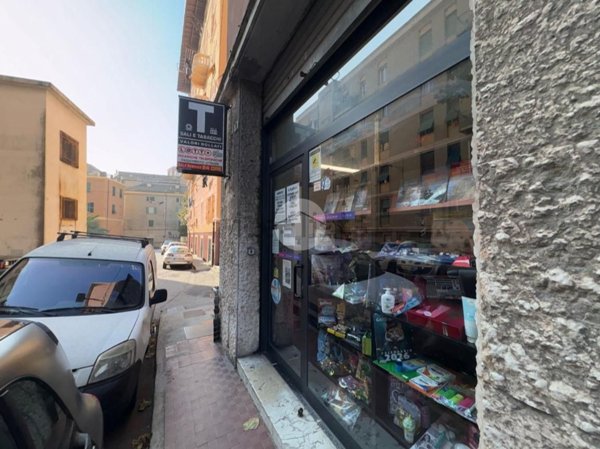 locale commerciale in vendita a Genova in zona Cornigliano