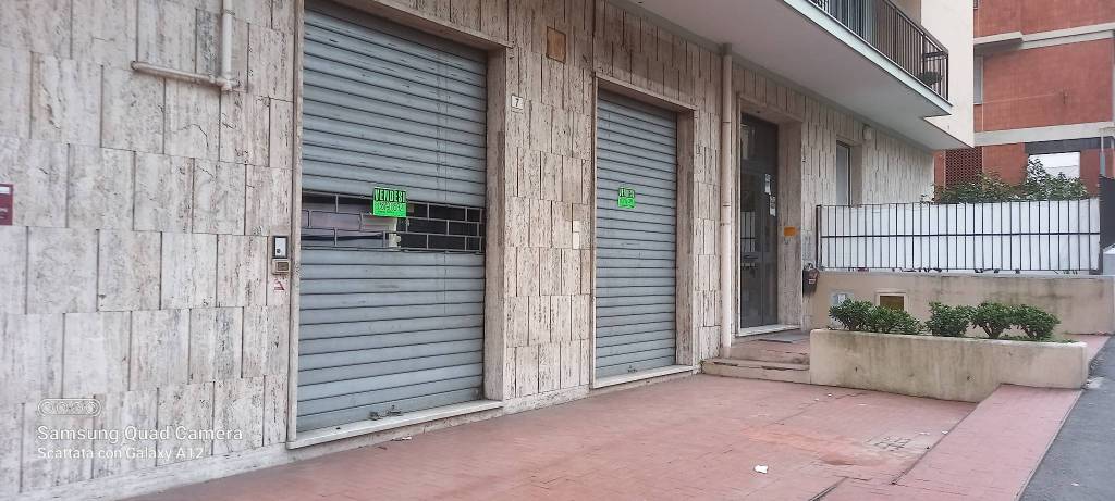 negozio in vendita a Genova in zona Sestri Ponente