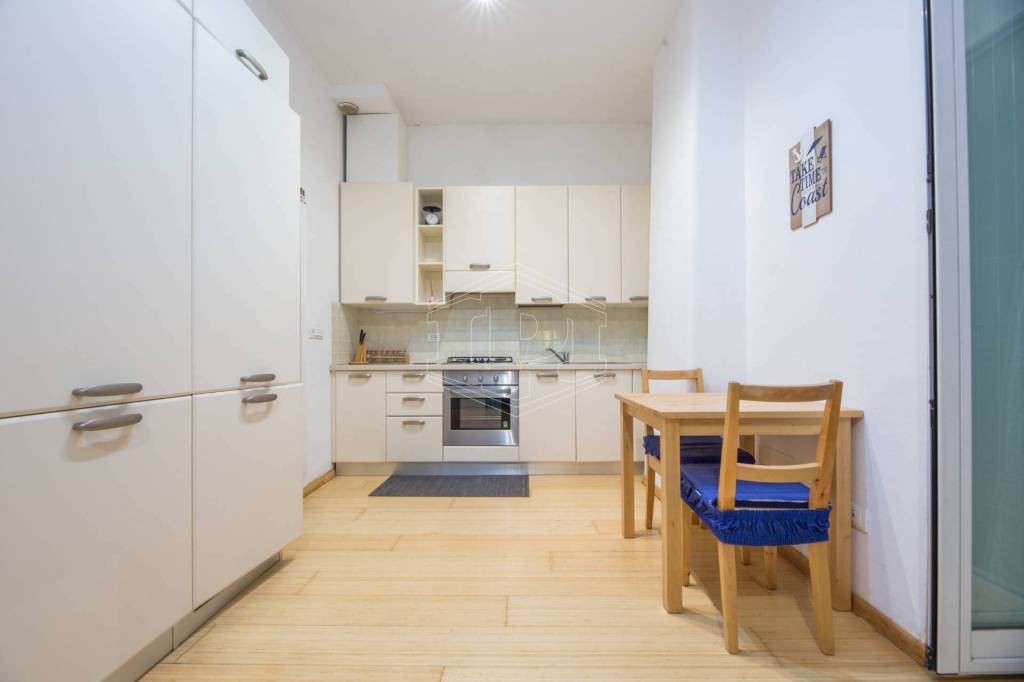 appartamento in vendita a Genova in zona Sottoripa / Maddalena / Molo